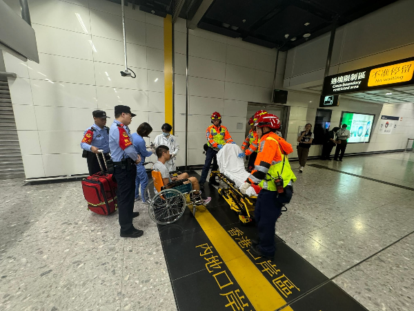 演习中，根据场景设置，深港口岸单位在深港分界线移交一名心脏病发旅客。.jpg